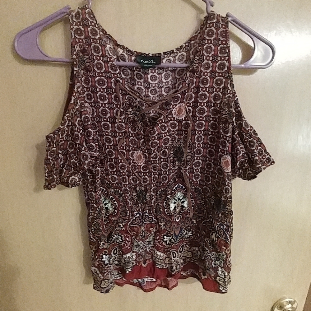 Open-shoulder semi-cropped top